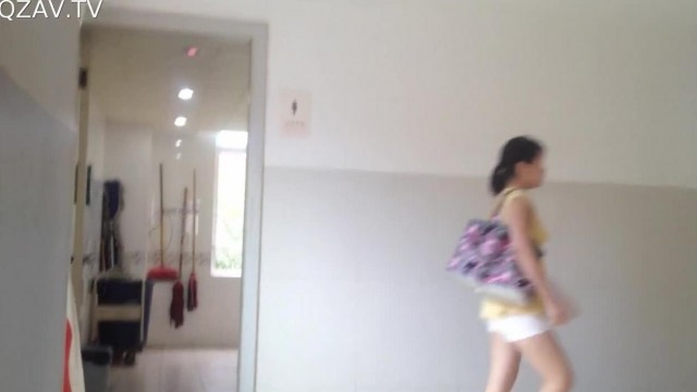 医院厕拍日记系列11 绿色高跟鞋的可爱圆脸素颜马尾辫妹子来尿检