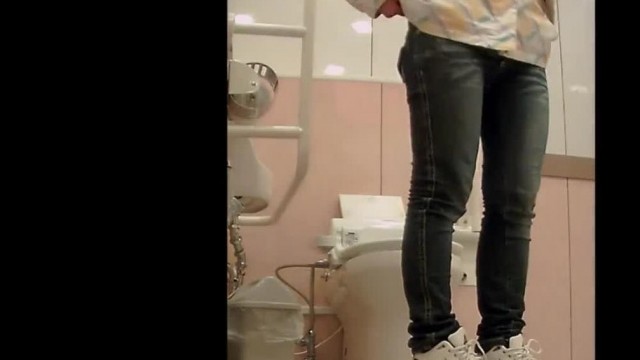 某艺术院校学生餐厅全景TP妹子们方便好多漂亮气质美女最后的逗逼妹子尿完厕所跳起舞