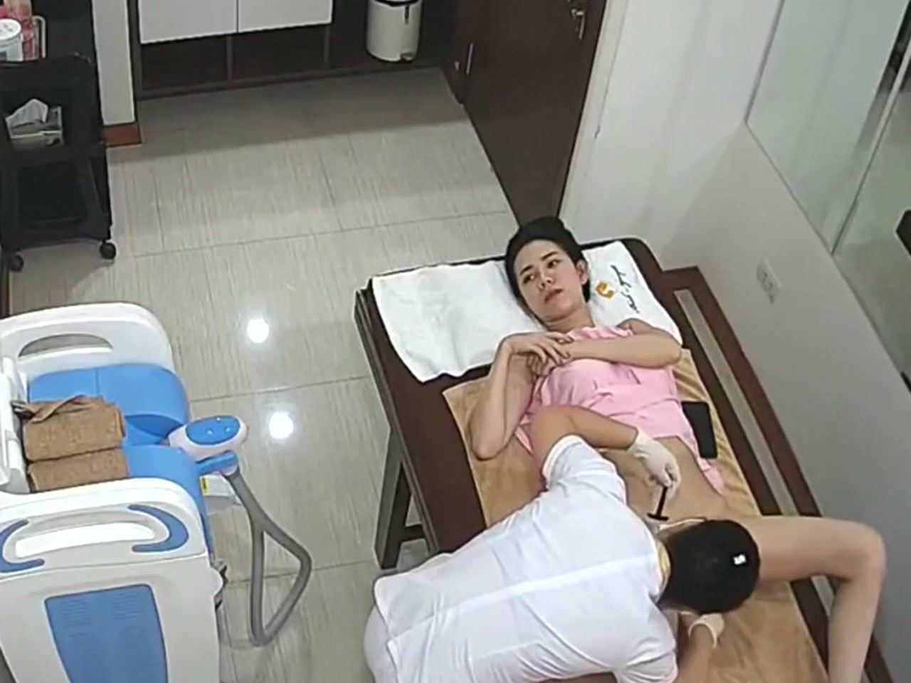 美体会所盗摄极品白领少妇全身激光脱毛