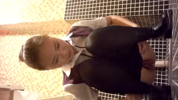 餐厅女厕偷拍 皮裤美女服务员的嫩鲍餐厅女厕偷拍 皮裤美女服务员的嫩鲍