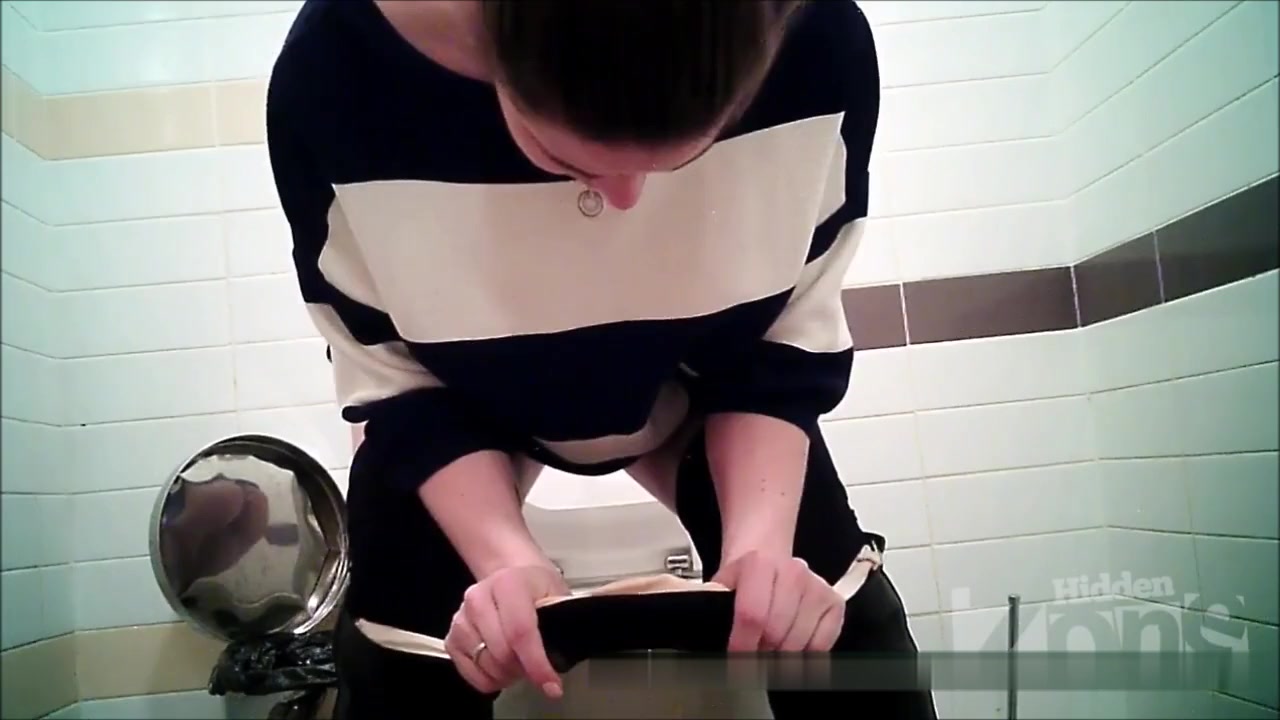 外站盗摄大站双镜头厕所TP一个大肚子美女尿尿