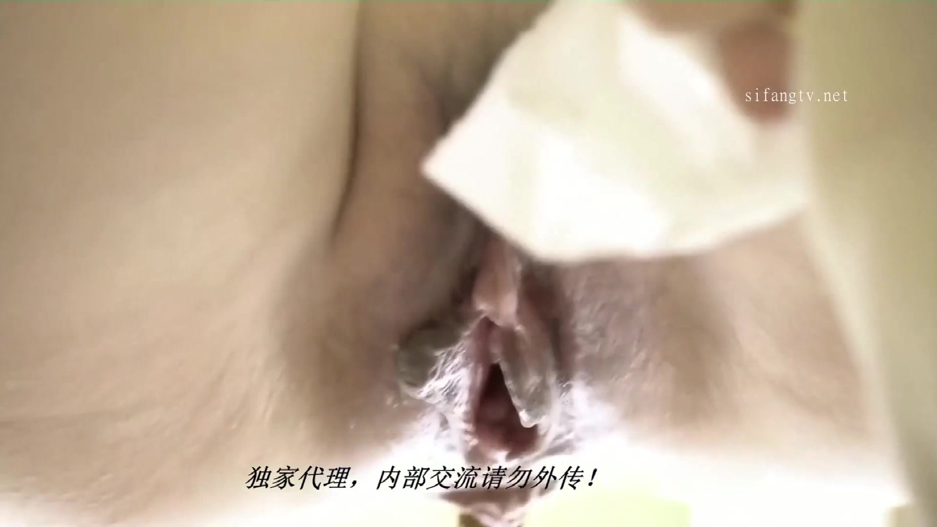 写字楼女厕偷拍 漂亮的美女 因为太漂亮 所以前后两个洞都没保住