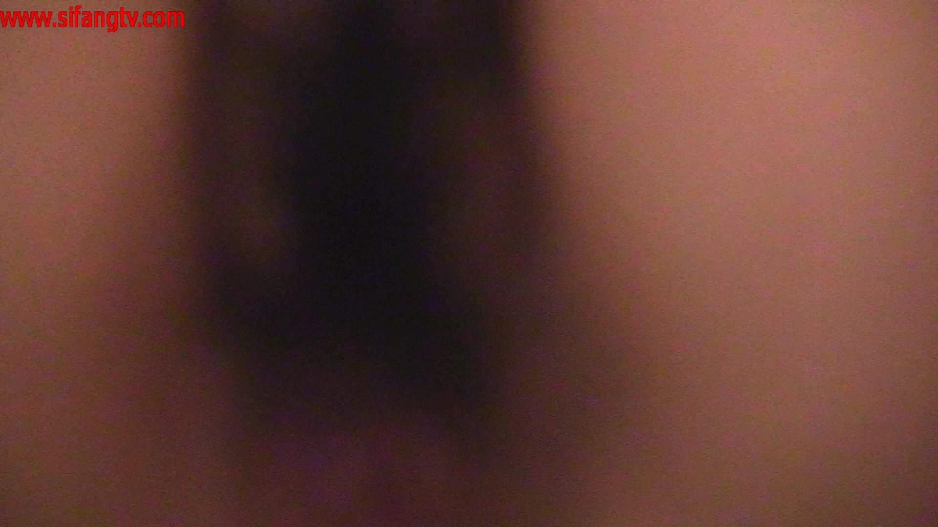 穿吊带牛仔裤的小姐姐，姨妈期上厕所洞开打开，里面的穴肉看得清清楚楚，等她出来拍正脸，咳嗽了几声她才把脸看向我！2