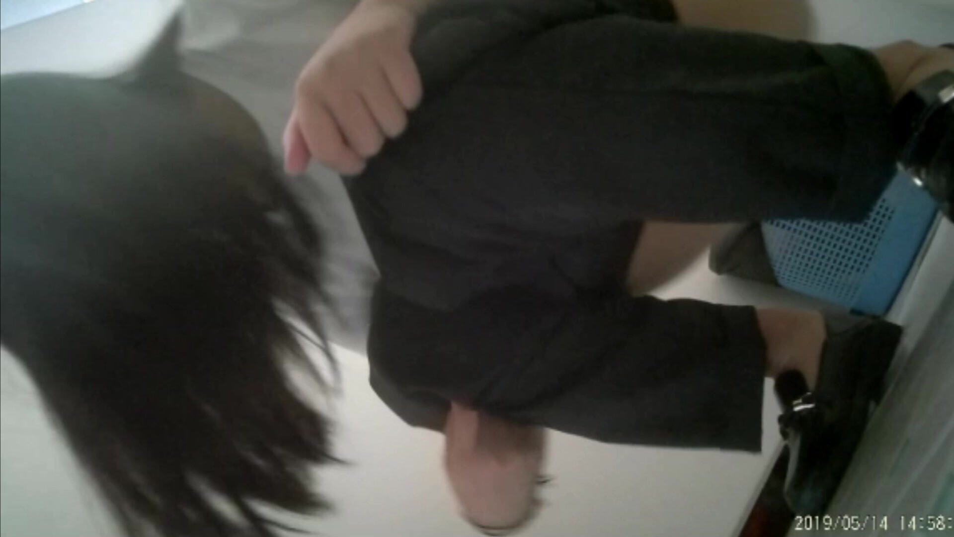 《极品CP魔手外购》坑神躲藏女厕隔间前后位连续偸拍 超多小姐姐蹲坑→亮点多多~同框拍脸拍逼~清纯眼镜妹自摸抠阴蒂 (7)