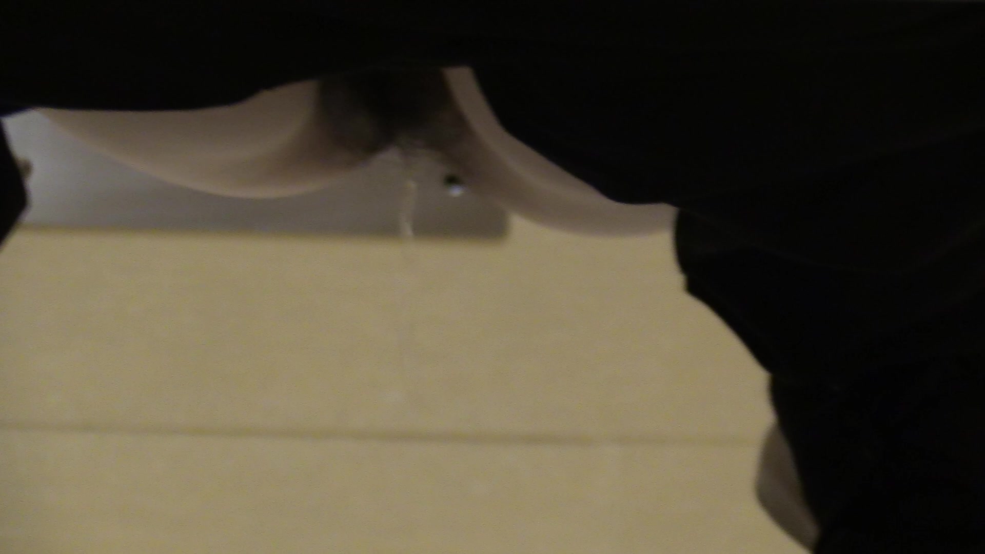 遇到一位很文静的刘海女孩，跟着上厕所，哗哗的尿液湍急流出来，憋很久了吧！