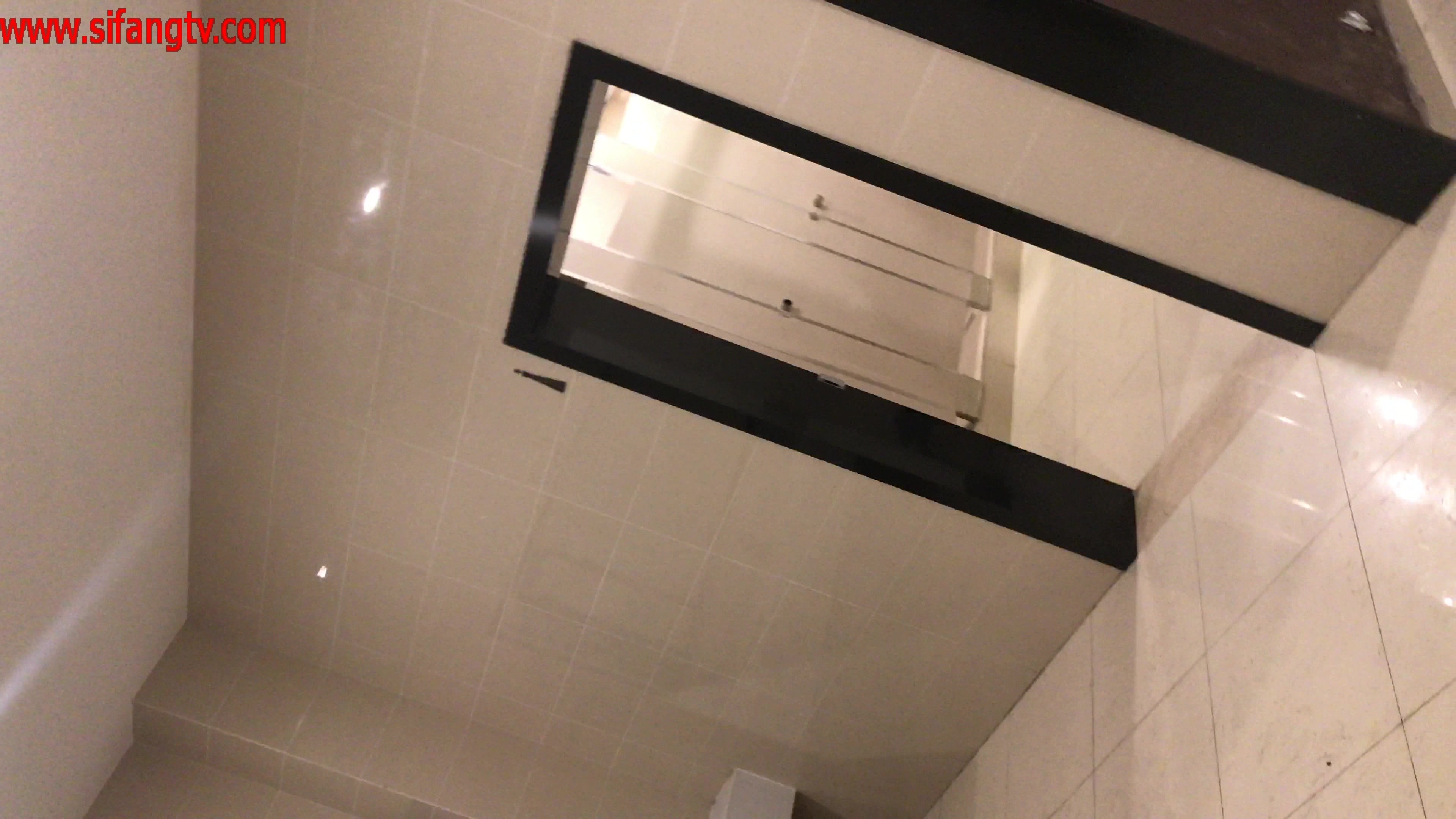 戴眼镜文静的女孩我最爱的女孩，淑女的一双巧手，上厕所拿着纸巾轻轻擦拭着姨妈留下的血。