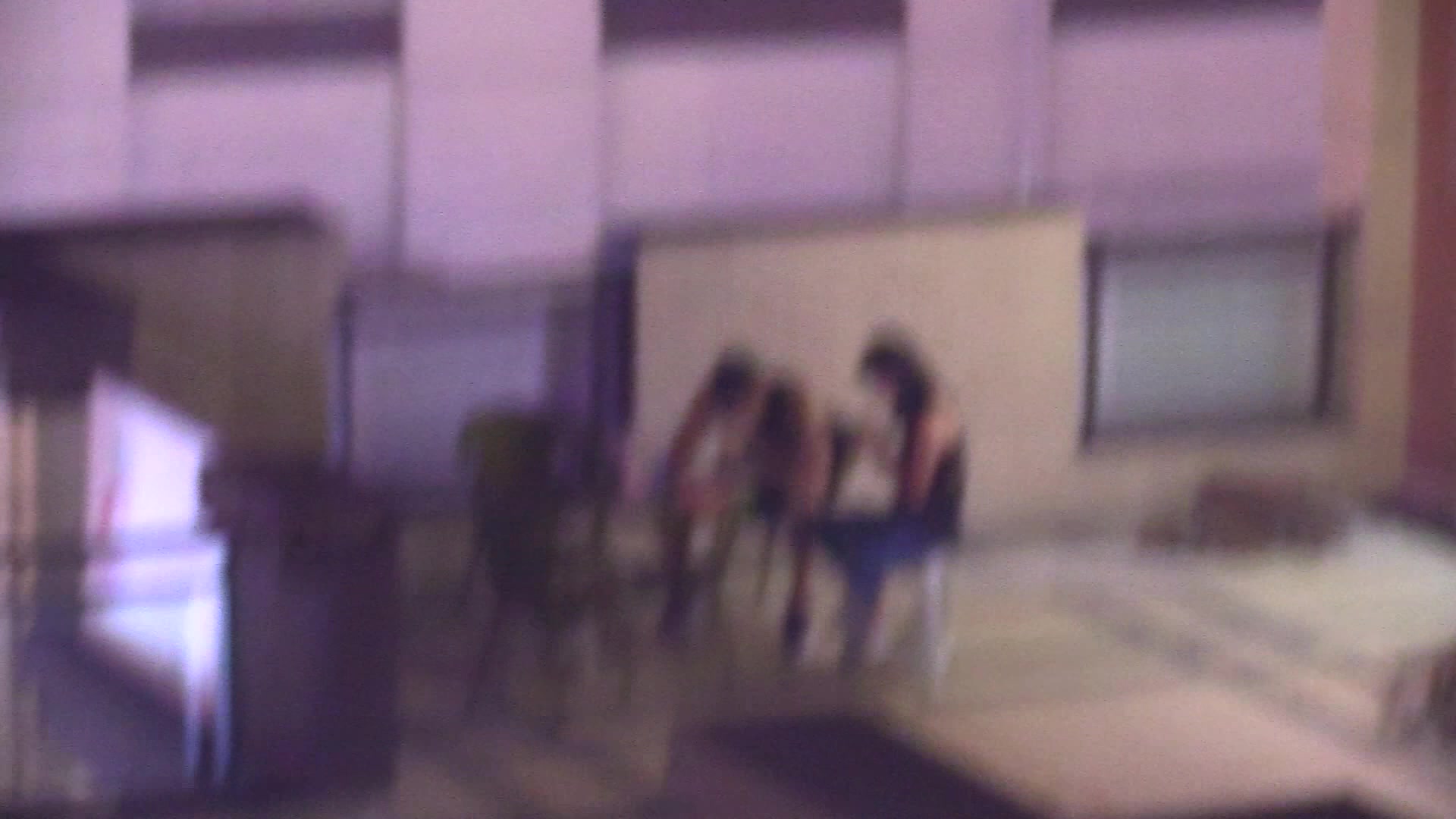 卧槽 美得过分的黑衣美女 身材还这么好，厕所遇到 阴唇卷边了，尿完出来坐在健身男友身边，原来卷边的原因是这样！