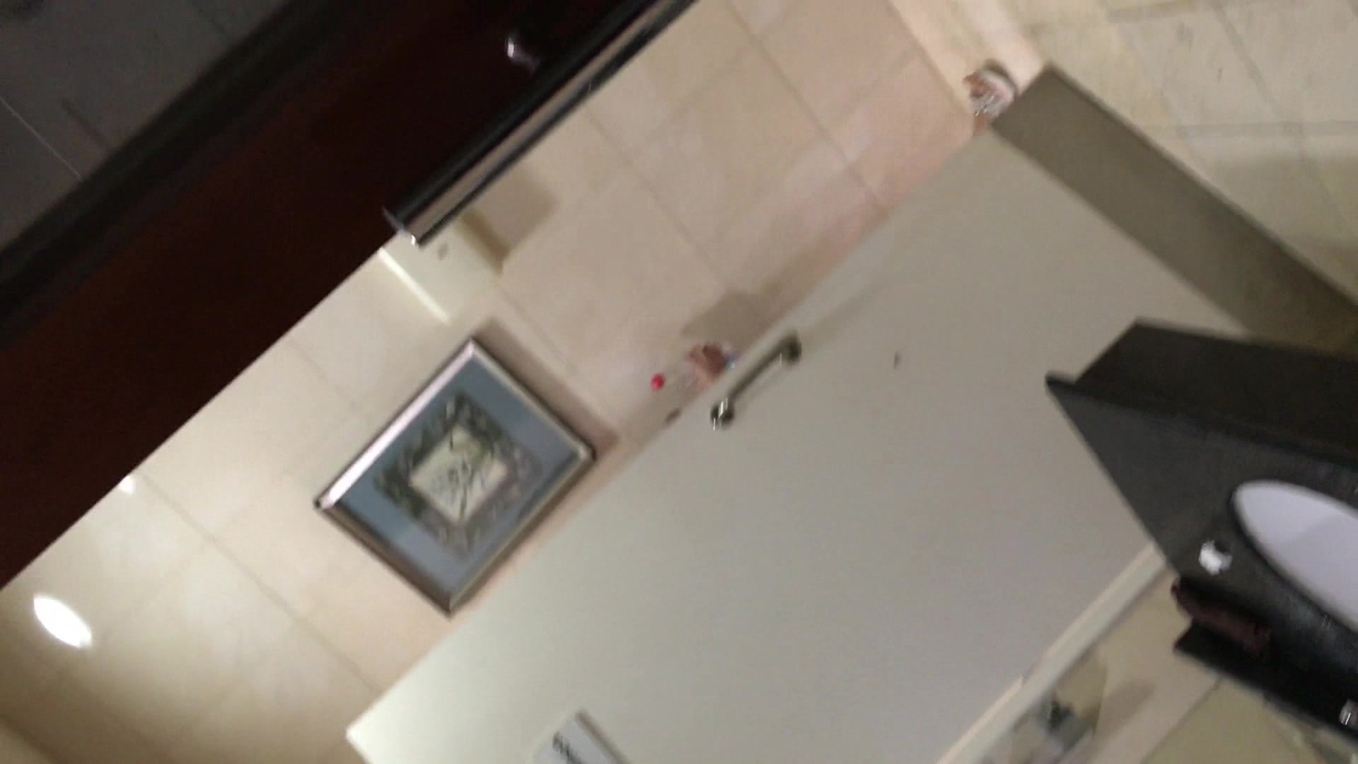 外语系清纯校花 白花花的尿尿从小穴的洞口流淌了出来，看这黑木耳 性生活不一般呀!