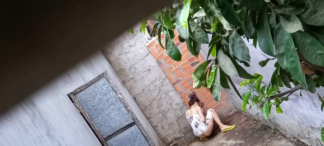 放假回老家早上偷拍到几个贪方便晨尿不上厕所在院子墙角尿尿的美女 (2)