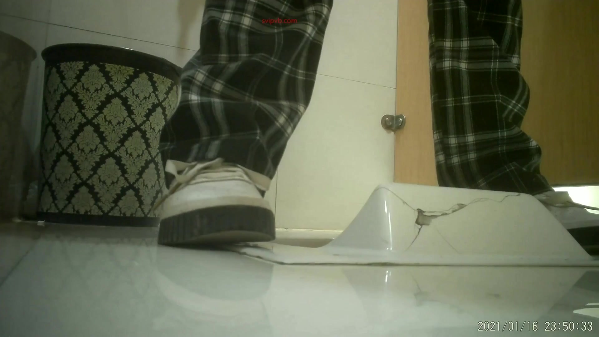 商场女厕偷拍 短发眼镜妹子肥肥的鲍鱼几乎没毛 吊着长长血丝