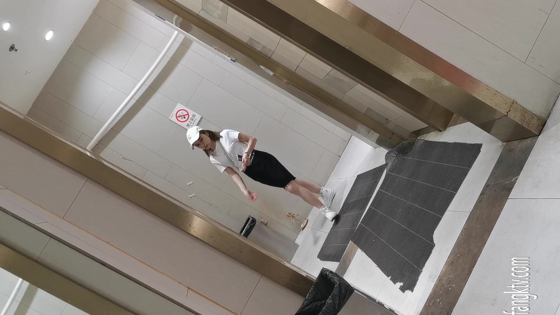 商场女厕偷拍 戴白帽小美女的极品小嫩B