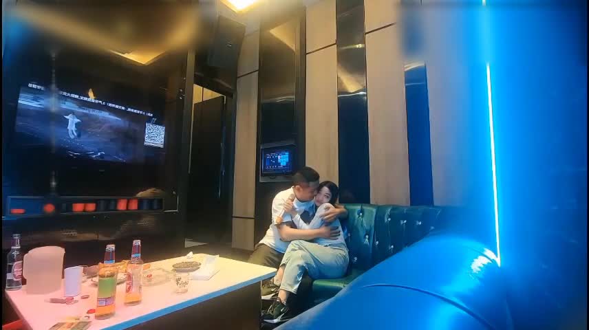 成都KTV里唱歌饮酒，半醉半醒之际调情脱光来一发