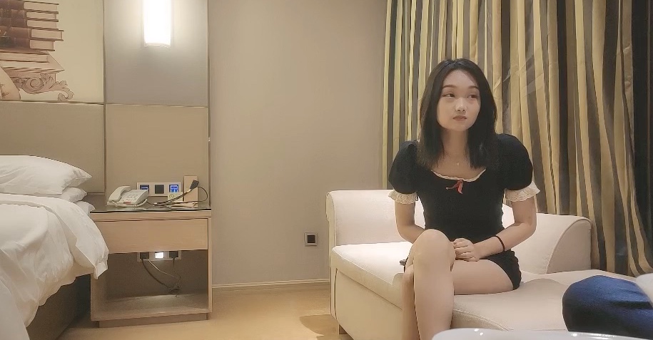 约D罩杯文静外围小姐姐解开内衣揉捏奶子扶在床边站立后入