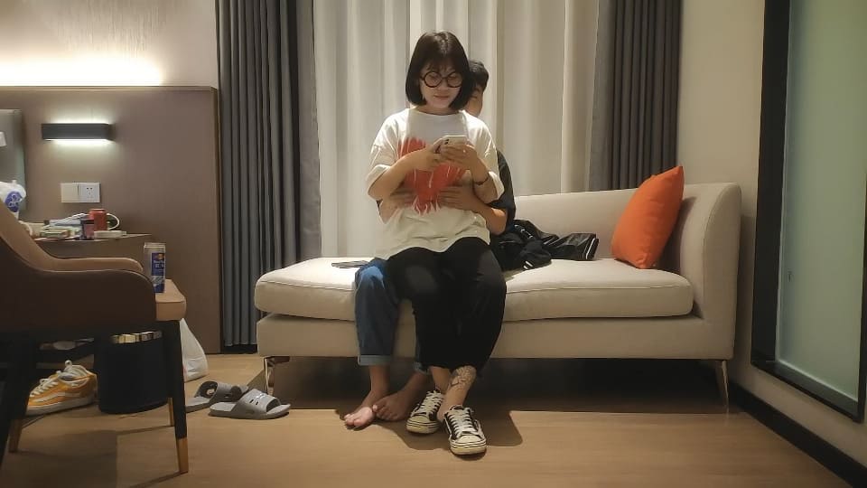 极品大学生斯文嫩妹戴个眼镜斯斯文文刚下海约到就是赚到