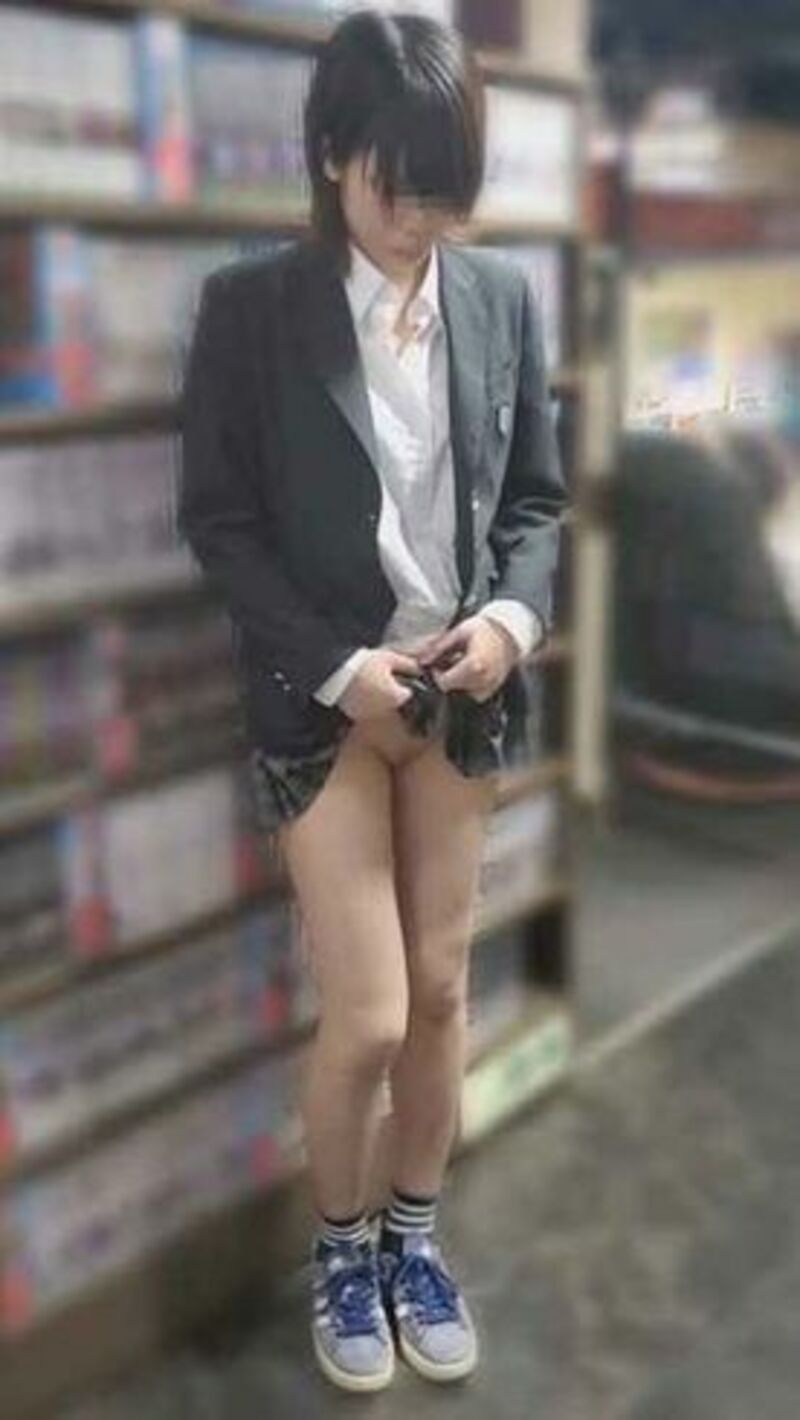 FC2精品无码PPV_2905903_県立普通科③ショートヘアの長身元バレー部ネカフェでパンツを買いノーパン露出