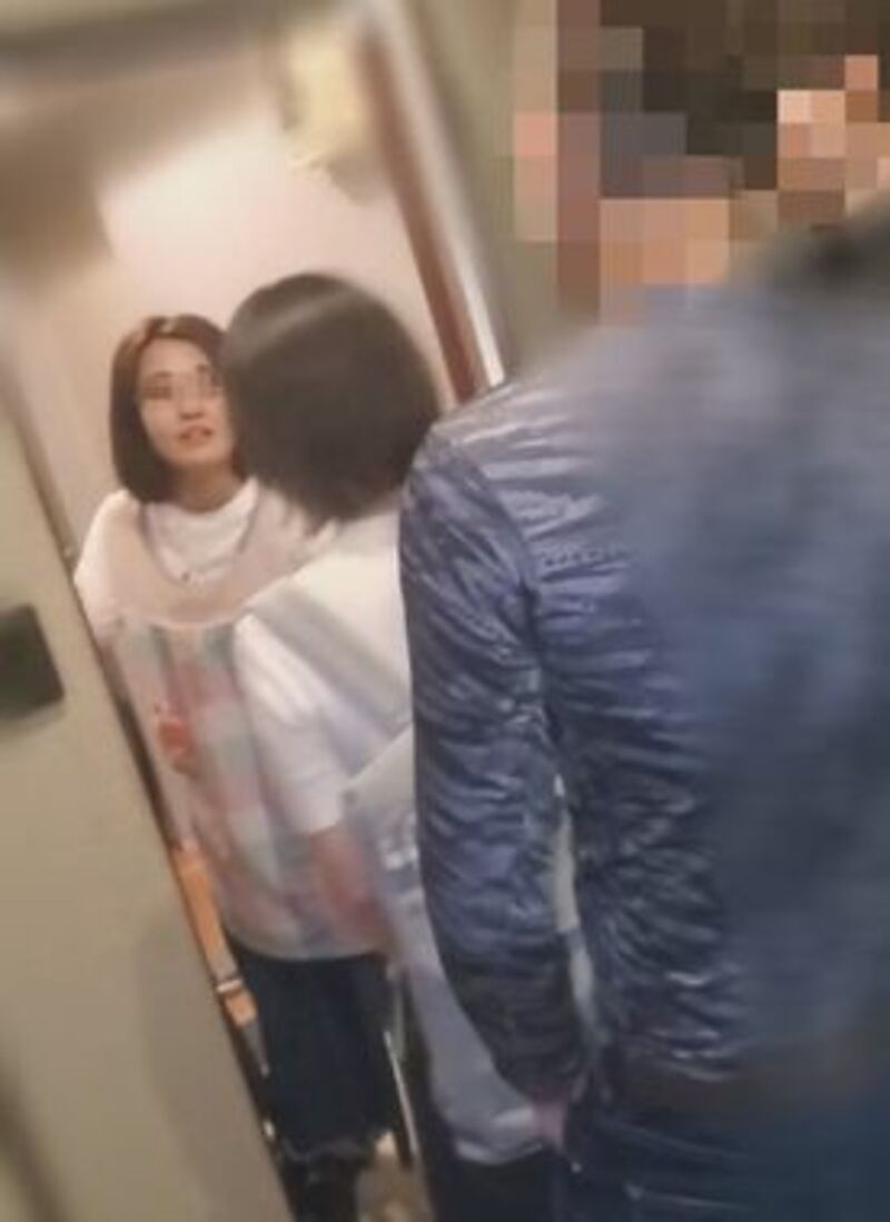 FC2精品无码PPV_2726453_騙し訪問４P個人親友宅前に連れて行き知らずに玄関開け３人の男に押入られ即２名の若ママを犯し中出しで同日に孕ませる