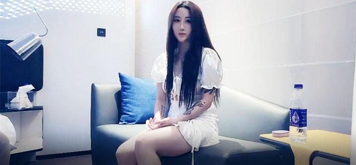 【小宝寻花】 高端大圈外围妹子，花臂纹身白裙小姐姐，坐在身上摸奶舌吻调情，扶着双腿抽插呻吟娇喘