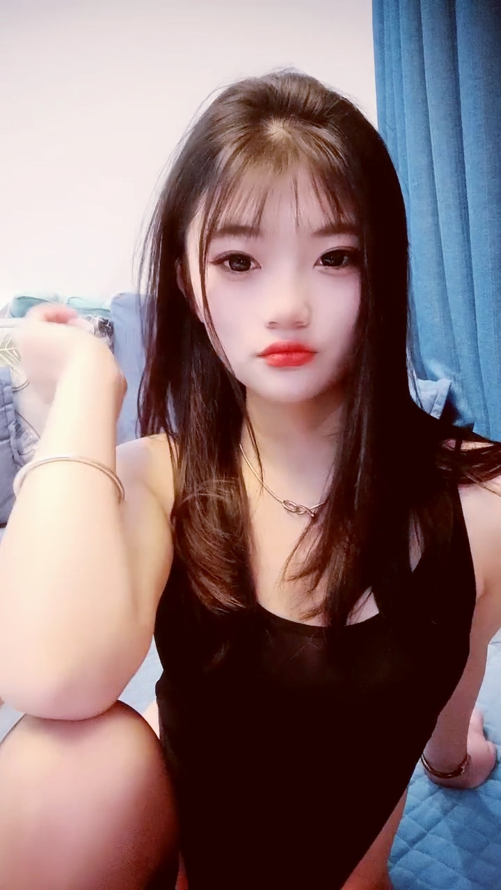 【禁漫直播】逼毛没几根的黑丝小骚牌跟小哥啪啪大秀直播,全程露脸舔弄大鸡巴让小吸逼逼淫水,道具爆菊花多体位蹂躏爆草