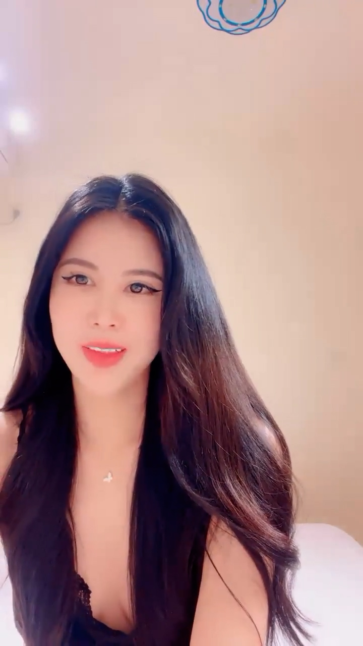 极品尤物模特女神！性感美腿吊带丝袜！特写吸吮舔屌，主动骑乘位抽插，第一视角后入美臀