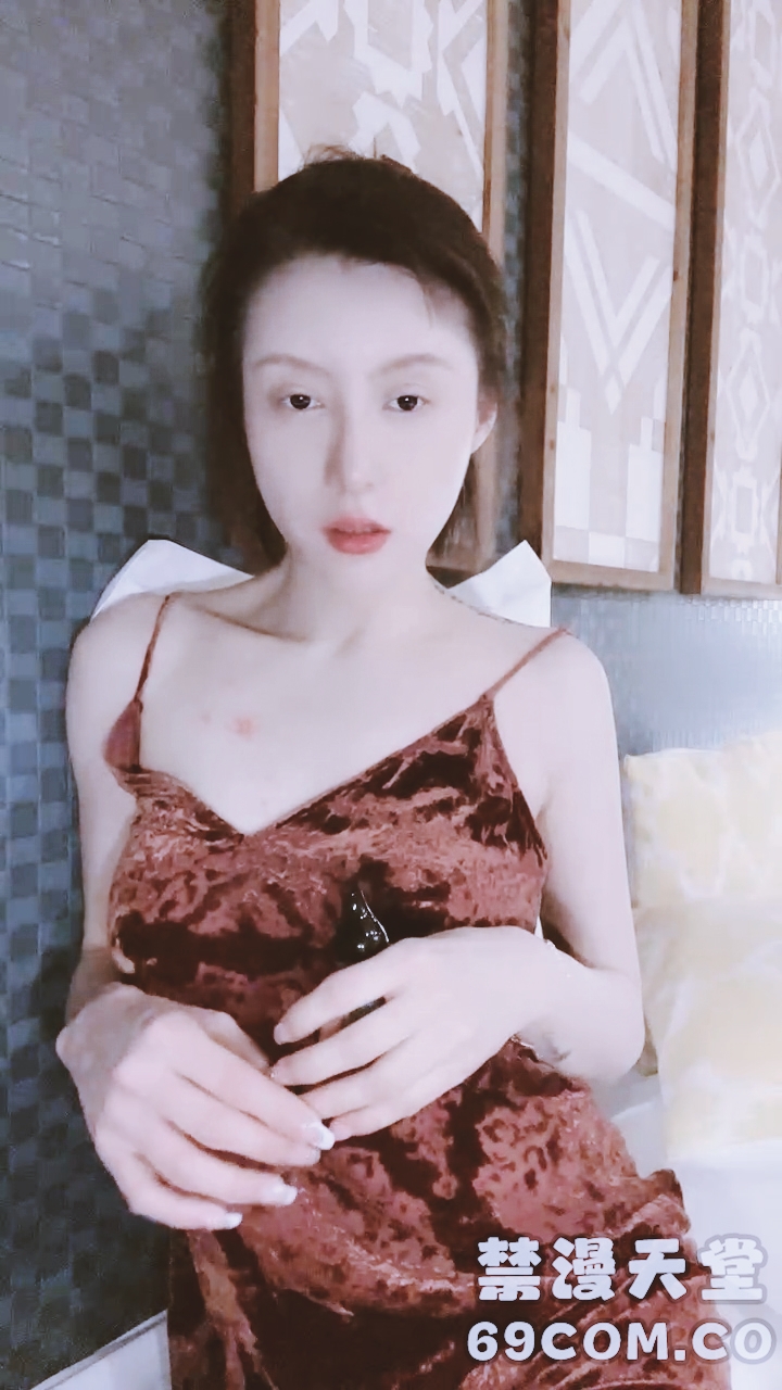 【禁漫直播】豪华酒店里面约个小姐姐旗袍撩人销魂表情勾引狼友们 洗澡后和炮友啪啪玩69 特写鲍鱼,无套啪啪 射在阴毛上