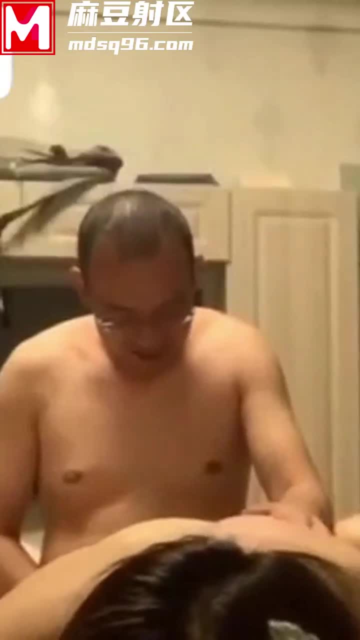 【湖南师生偷情门】专科体育老师操女学生！!-精品力荐