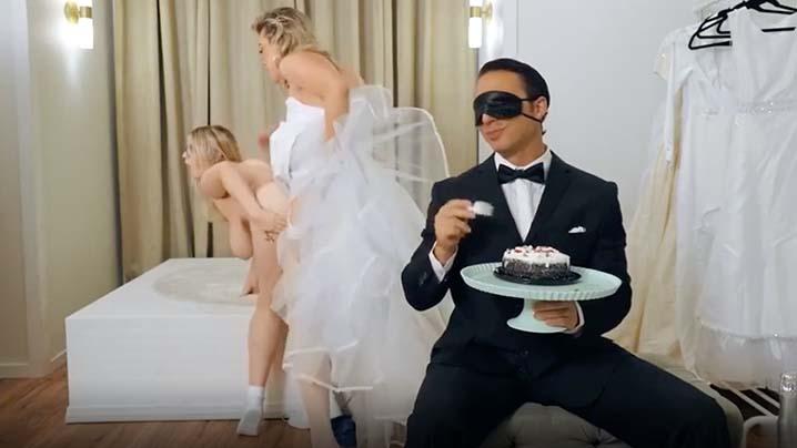 【欧美精品刺激剧情】人妖穿上婚纱和美女闺蜜干了起来