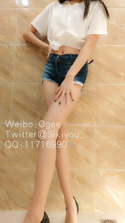 热裤白T自慰!