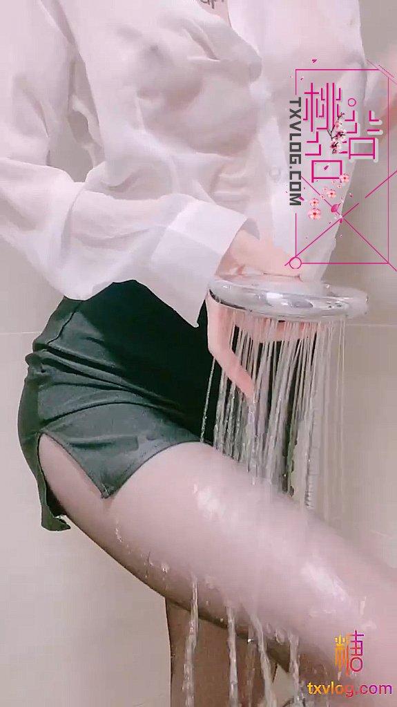 糖心福利姬 - OL制服诱惑小秘书湿身自慰，老板您心动吗!