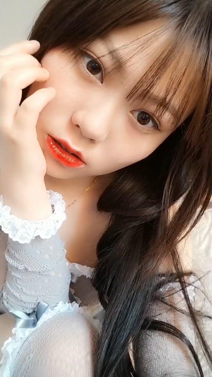 性感漂亮女学生在家自摸小逼逼!