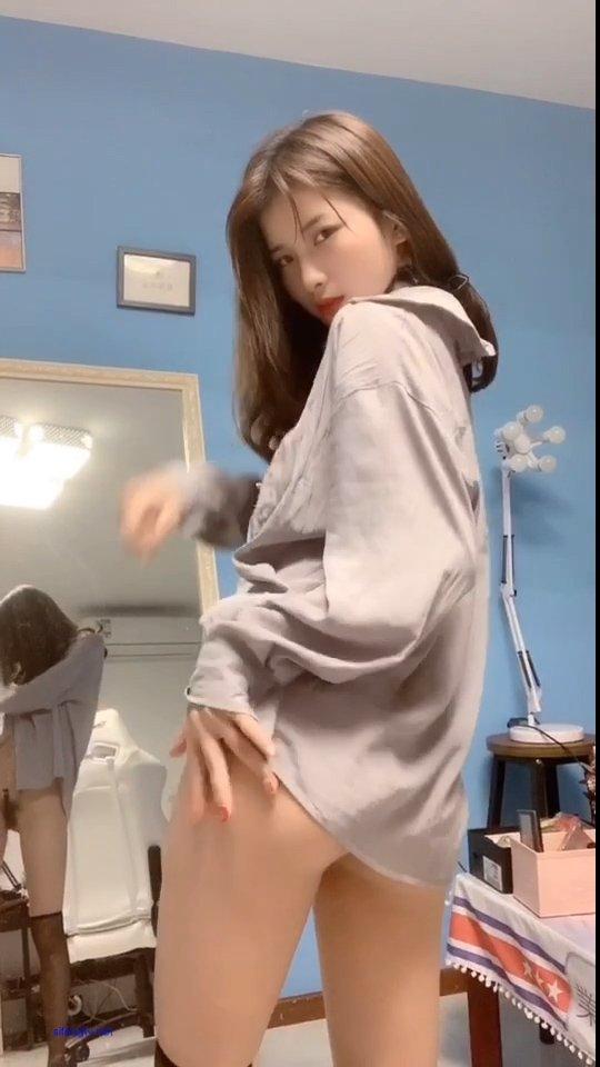 江苏某高等艺校福利姬露脸裸舞，我又可以了  #素人  #裸舞  #校花!