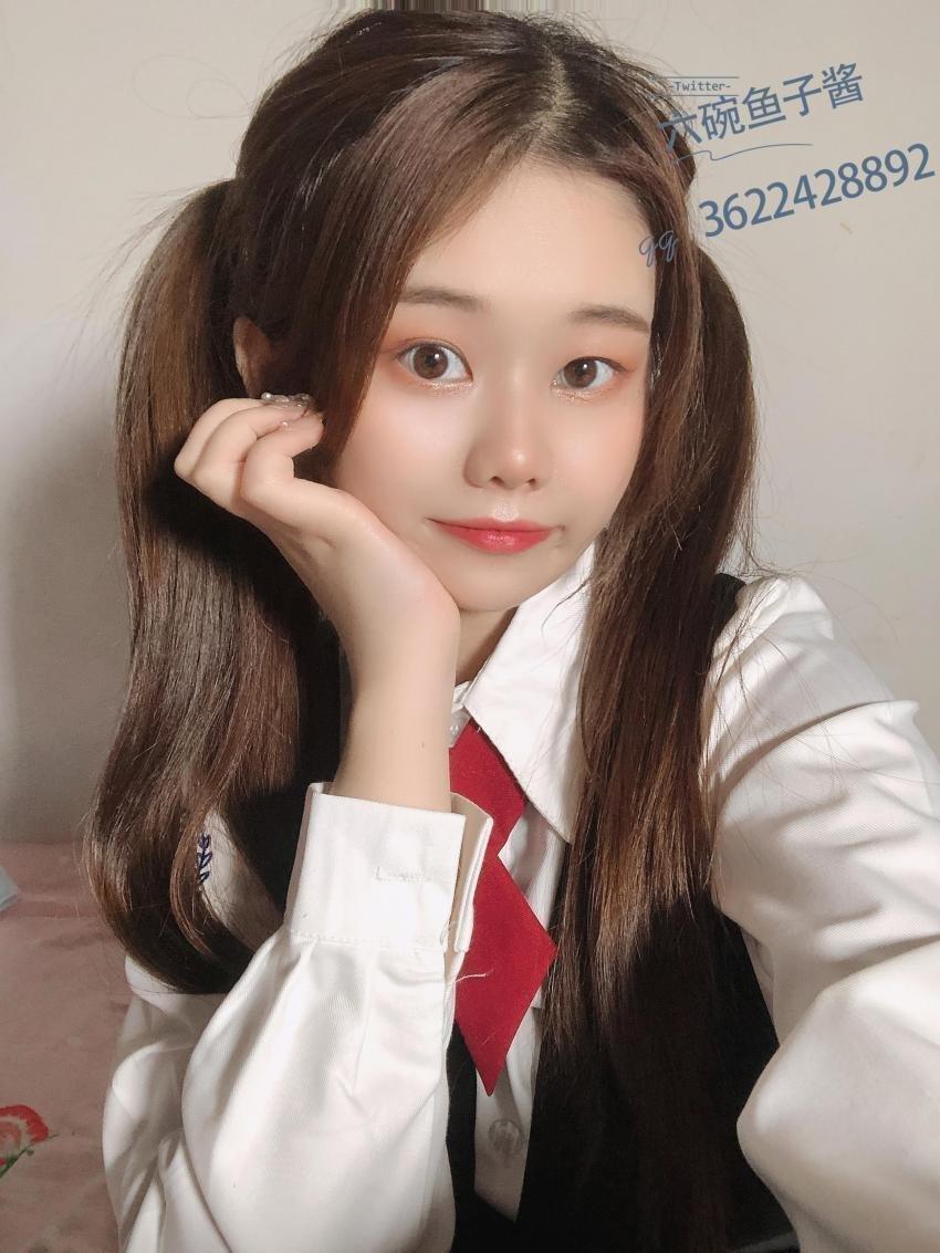 双马尾学生制服自慰棒插小穴!