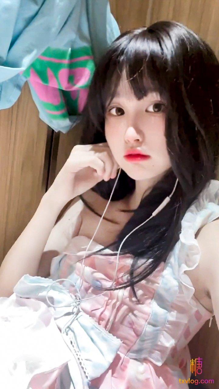 【比心陪玩】清纯萝莉商场公厕自慰害怕被别人发现!