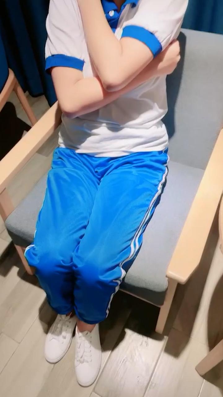 1800RMB极品学生妹，丰满阴户流水潺潺充满粘液的拉丝 抽插潮吹体质高潮子宫不断的痉挛!