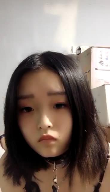 颜值不错贫乳萌妹子,玩SM手铐小皮鞭带毛毛虫指套扣逼不要错过!