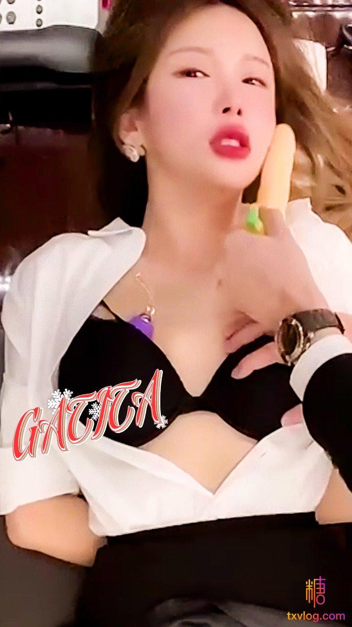 [马来电竞女主持]两只棒棒给女友自慰!