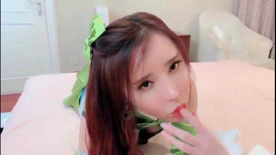 推荐模特艾小青骚气反差婊_没几个小伙扛得住_反差